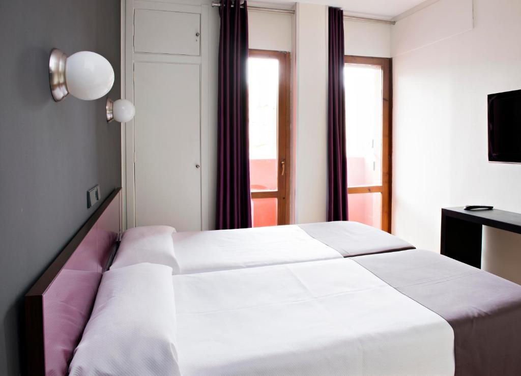 Hospedium Hostal Un Punto Chic Huesca Szoba fotó