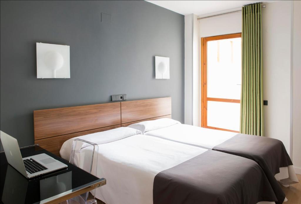 Hospedium Hostal Un Punto Chic Huesca Szoba fotó